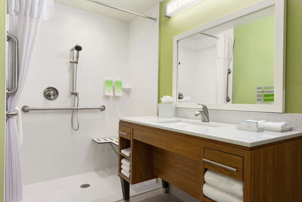 Suite, 1 King Bed, Accessible (Roll-in Shower)