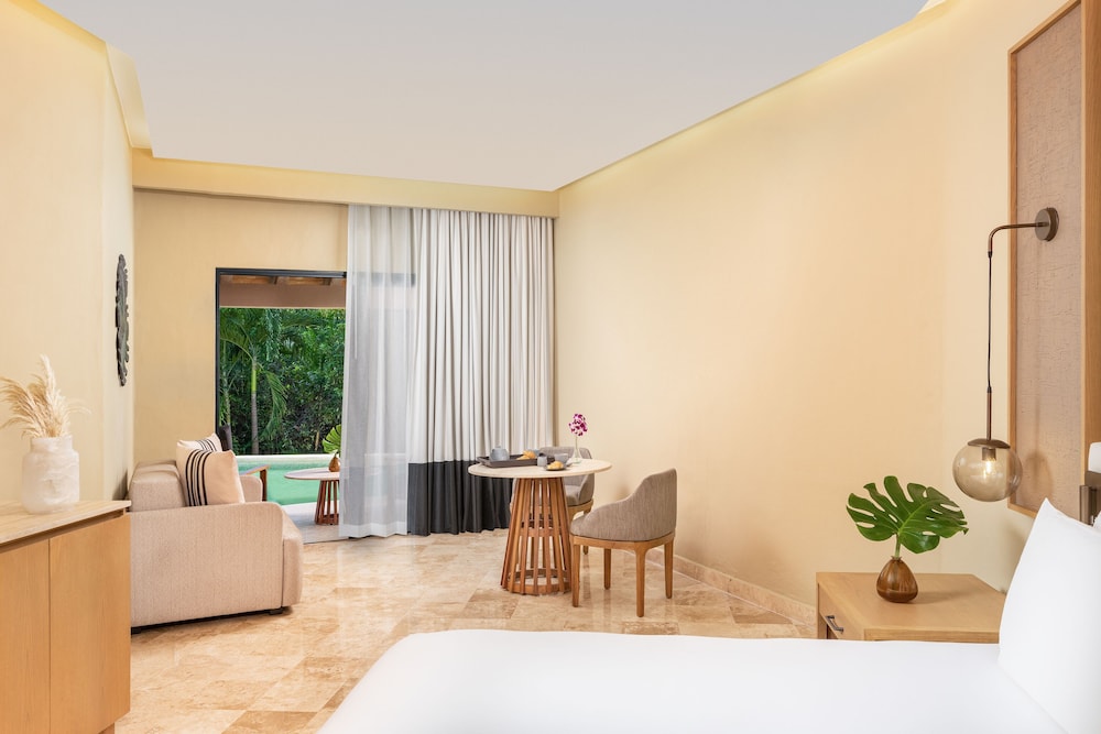 Club Level Junior Suite Tropical View Swim Out King