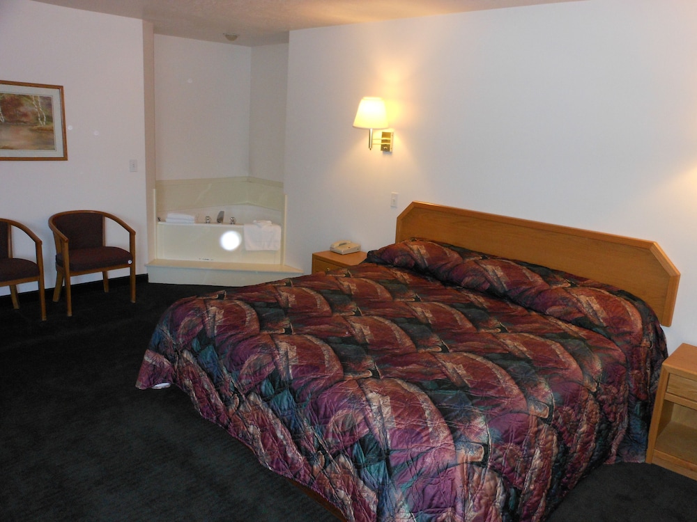 Standard Room, 1 King Bed, Non Smoking, Jetted Tub photo 1