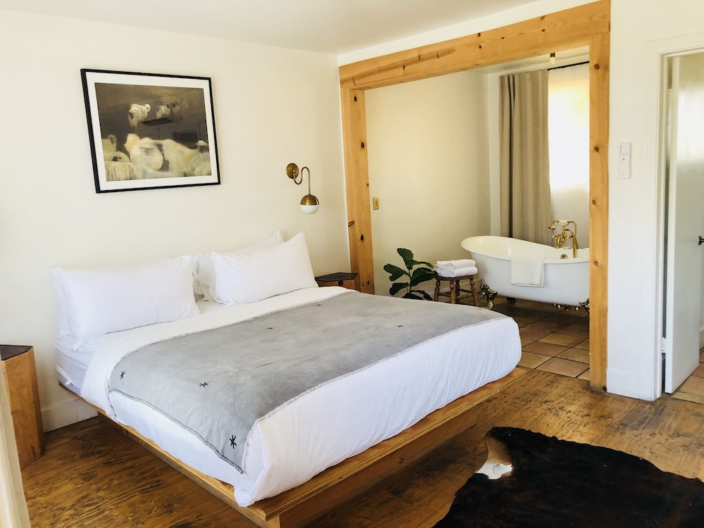 Exclusive Single Room, 1 King Bed, Bathtub, Courtyard View photo 1