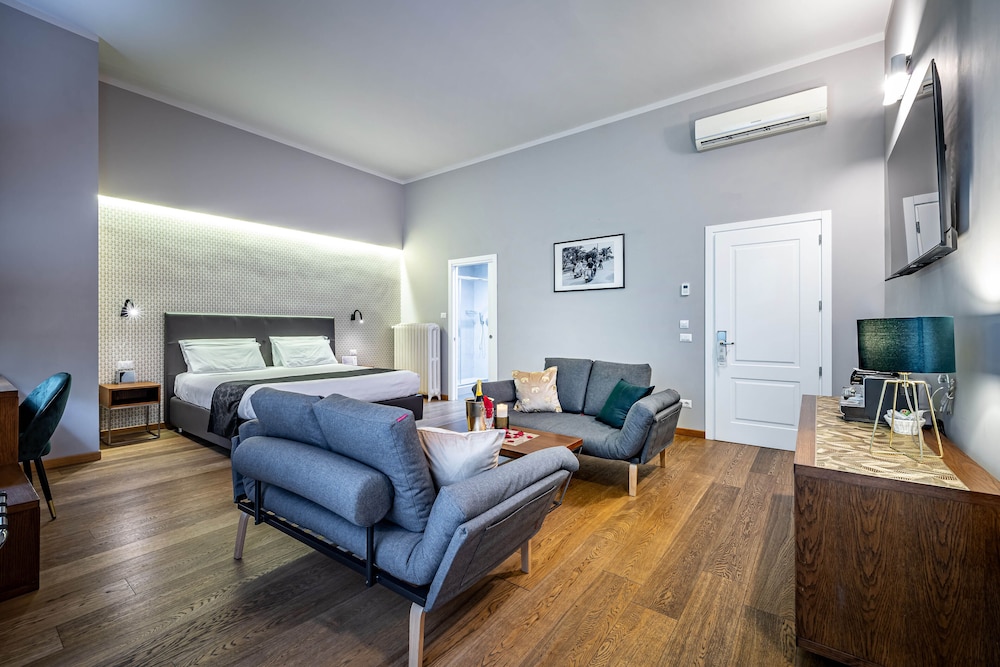 Deluxe Studio Suite, 1 King Bed photo 2