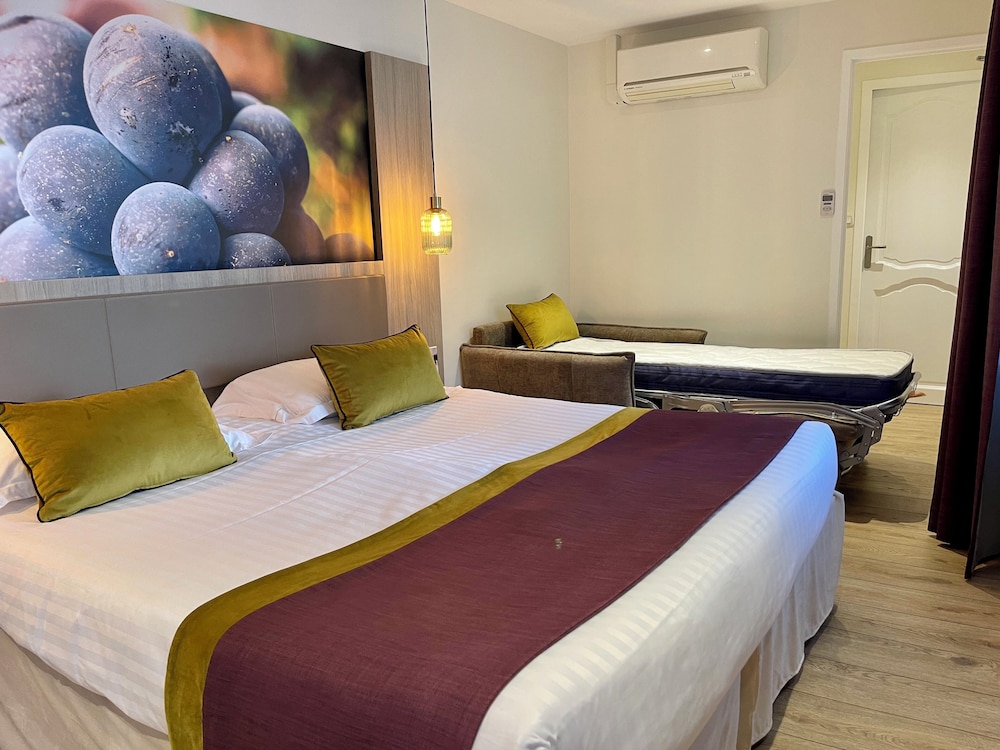Deluxe Room, Multiple Beds, Non Smoking - Photo 2