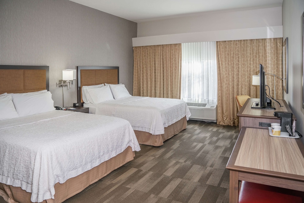 Room, 2 Queen Beds, Accessible, Bathtub photo 1