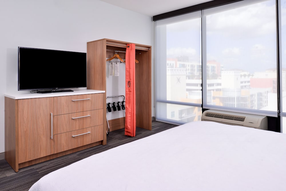 Suite, 1 Bedroom, Corner (1 King Bed) - Photo 10