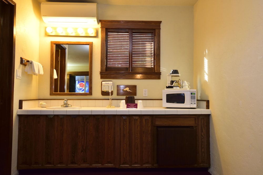 Standard Room, 2 Queen Beds photo 3
