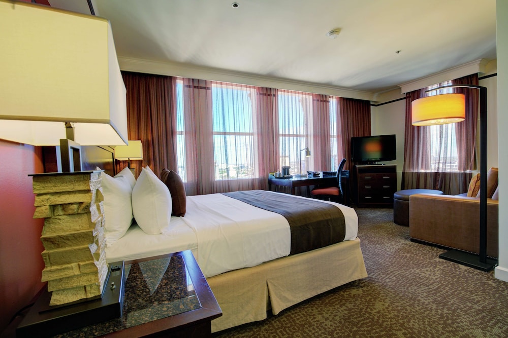 Deluxe Room, 1 King Bed with Sofa bed - Photo 4