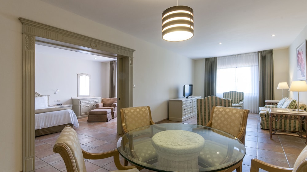 Suite, 1 Bedroom - Photo 5