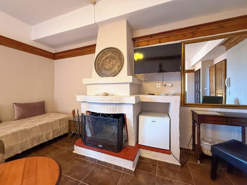 Standard Triple Room, Balcony, Partial Sea View photo 3