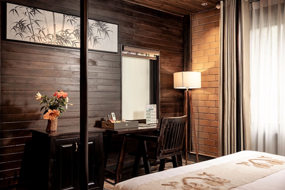 Luxury Double Room, 1 King Bed, Bathtub, Mountain View photo 3