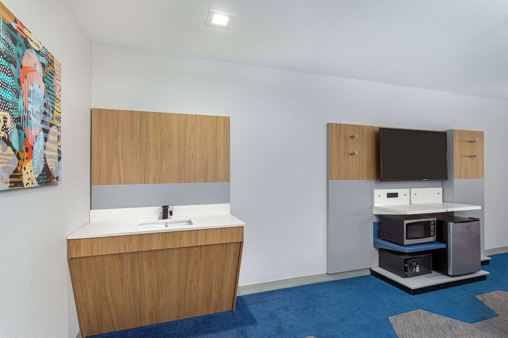Suite, 1 Queen Bed, Accessible, Non Smoking - Photo 5