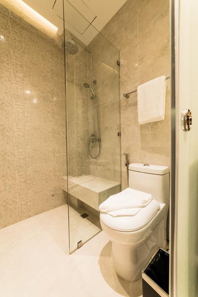 Deluxe King Room - Photo 8