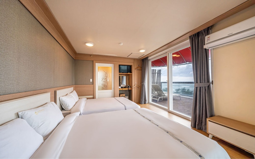 Room (13py,Twin Premium) photo 3