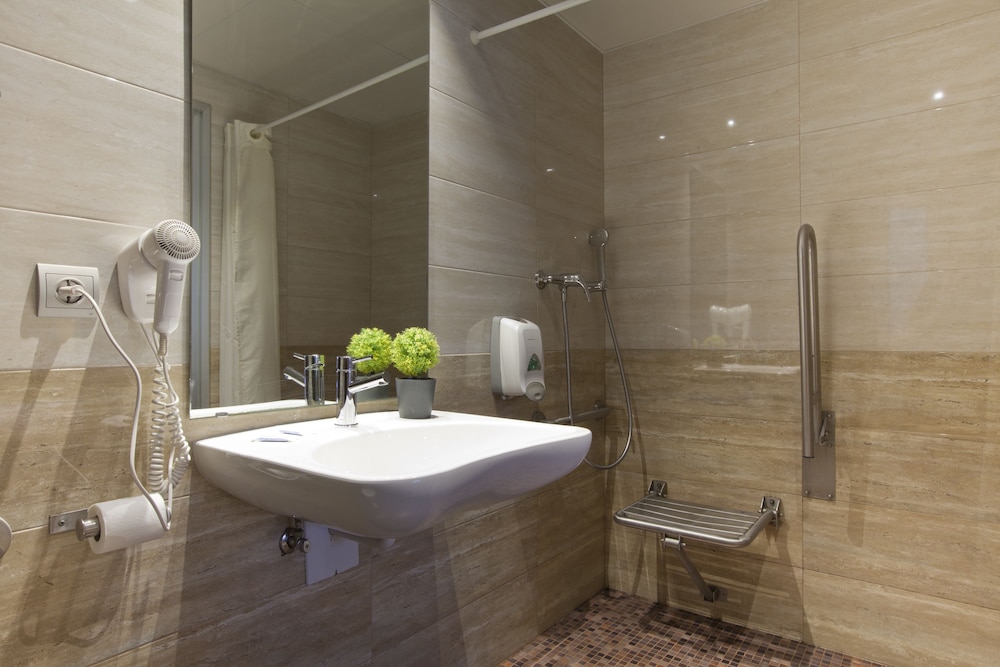 Triple Room thumbnail 6