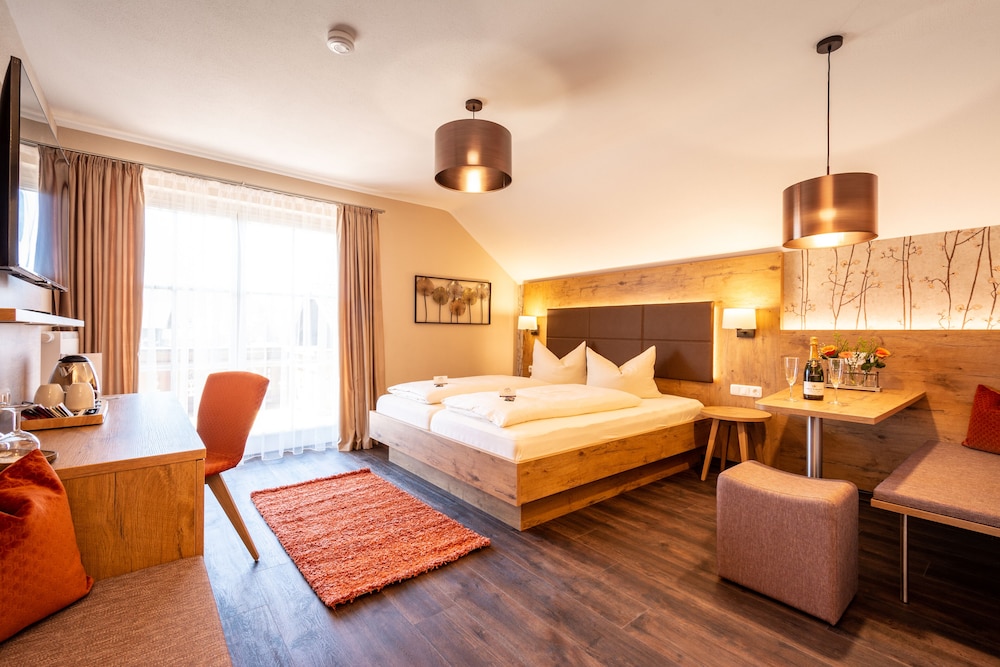 Superior Double Room, 1 King Bed, Balcony, Mountain View photo 1