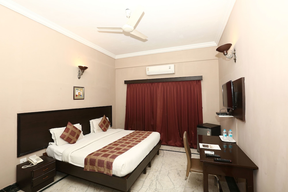 Business Studio Suite, 1 King Bed, Accessible, City View
