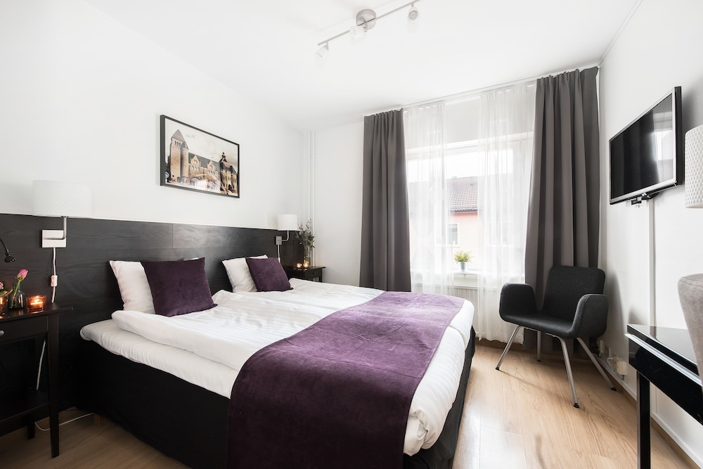 Standard Room, 1 King Bed, Non Smoking - Photo 2