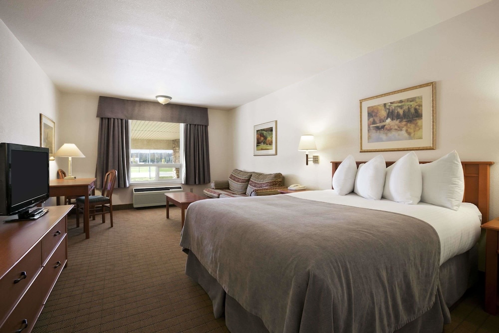 Suite, 1 Queen Bed, Non Smoking, Kitchenette (One-Bedroom) - Photo 2