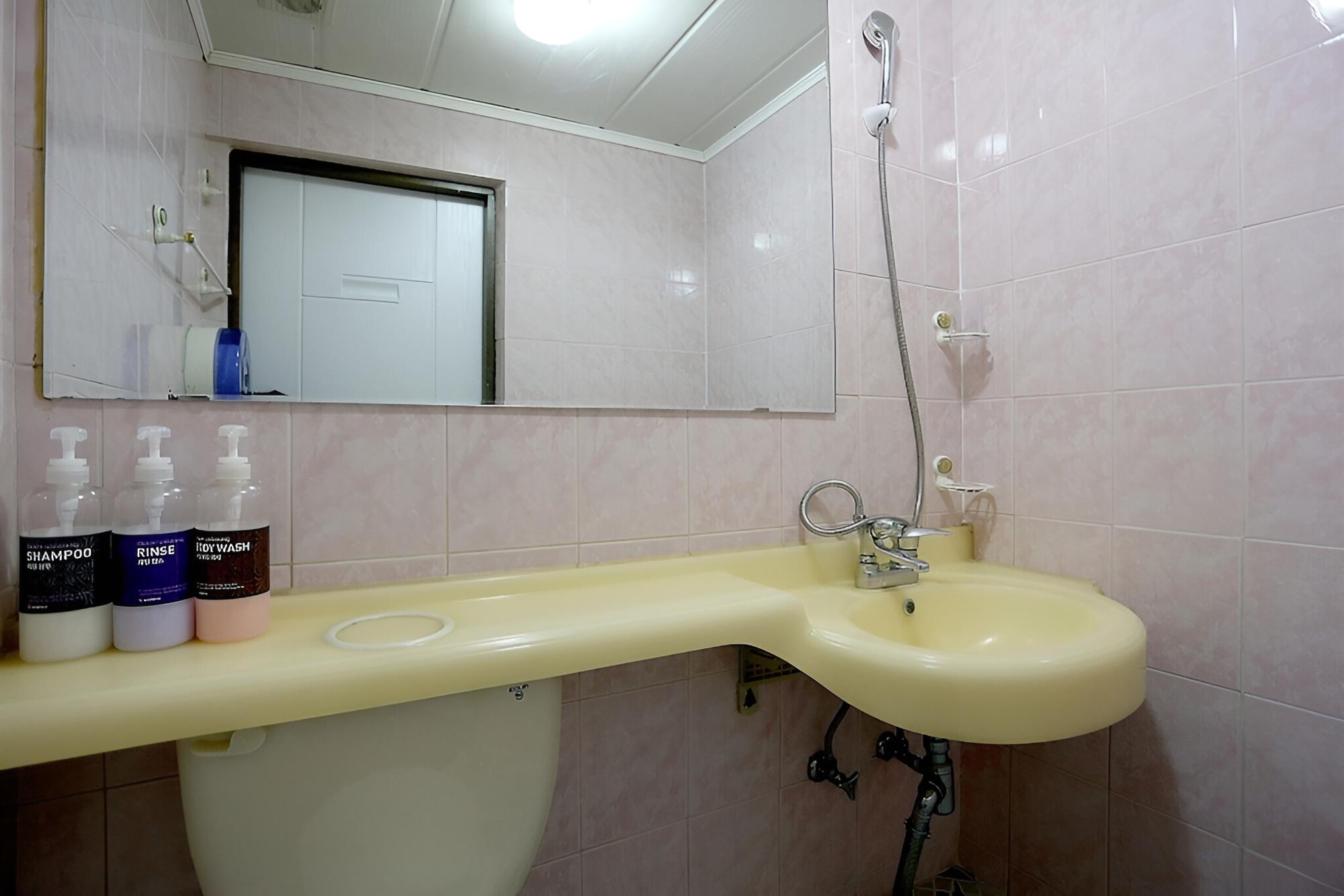 Room (Standard Room) - Photo 4