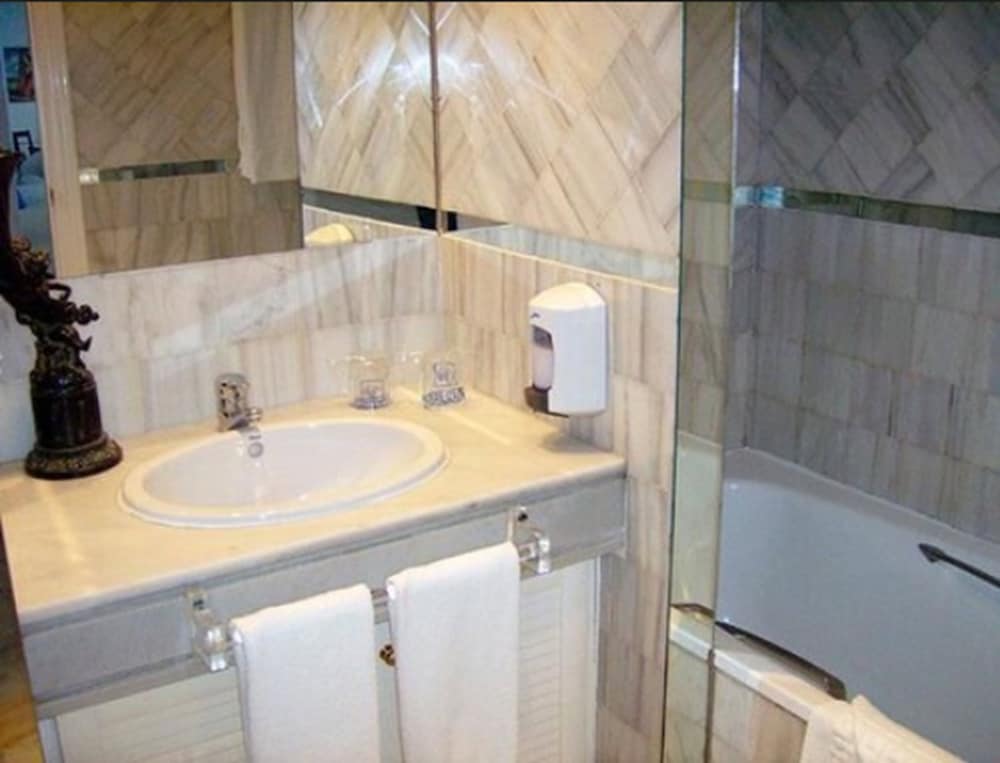 Suite, 2 Bedrooms (2 Adults + 1 Child) - Photo 6