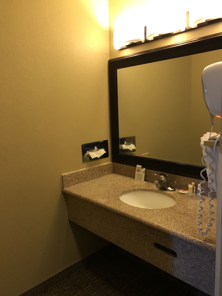 Standard Room, 2 Queen Beds, Non Smoking (Pets Allowed) - Photo 7
