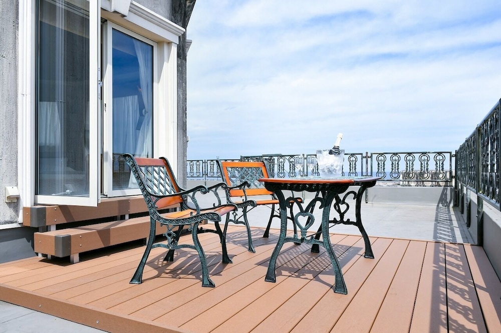 Sky Suite Room, Smoking - Photo 3