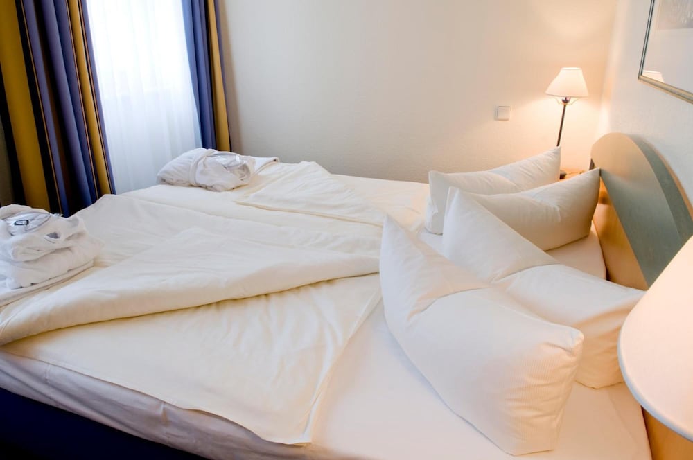 Classic Double Room, Non Smoking, Partial Lake View photo 2