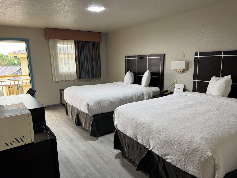 Room, 2 Queen Beds photo 2