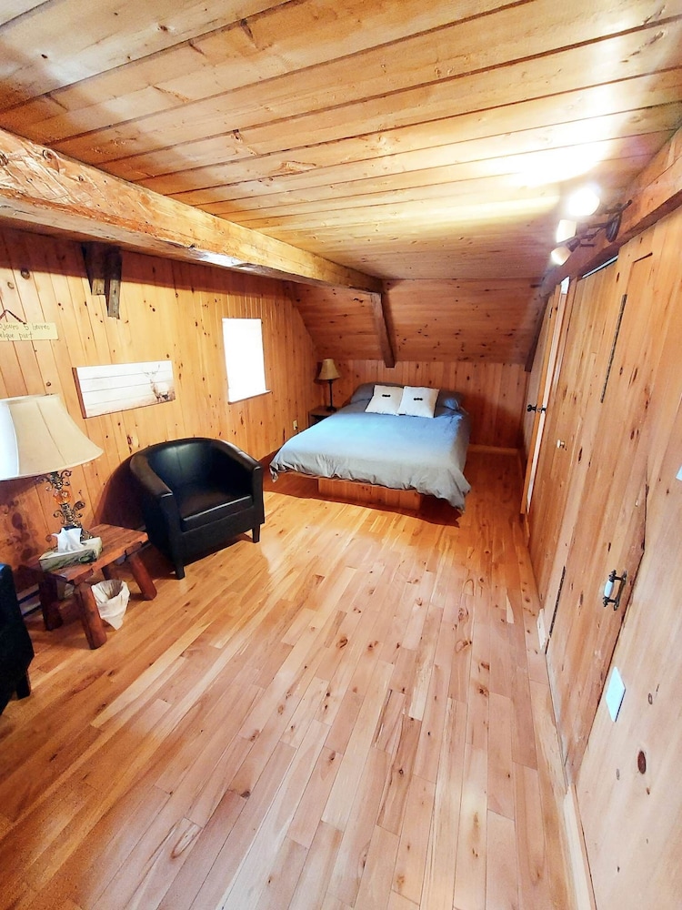 Standard Room, 1 Queen Bed, Private Bathroom (Bûcheronne)