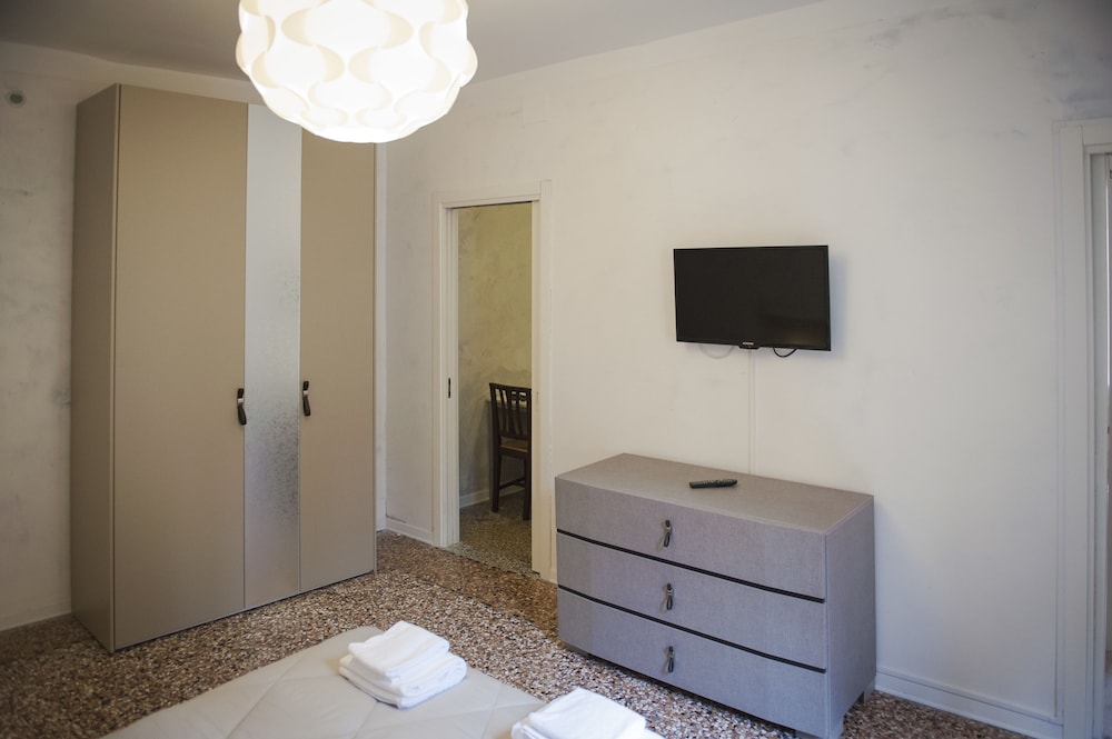 Apartment, 1 Bedroom (Bathroom in room) photo 3