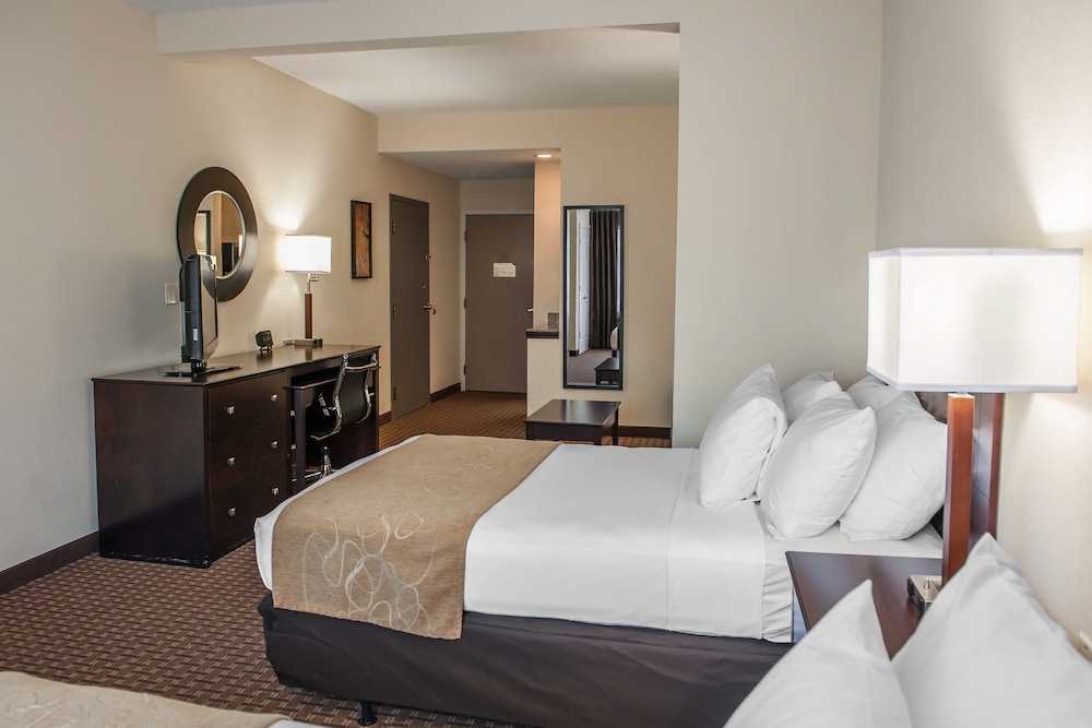 Suite, Non Smoking (2 Double Beds & 1 Sofa Bed) - Photo 1