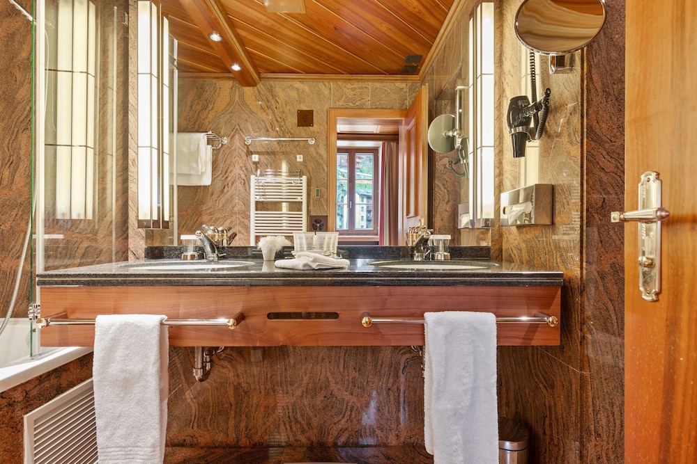 Suite, 1 Bedroom, Corner (Matterhorn View) - Photo 10