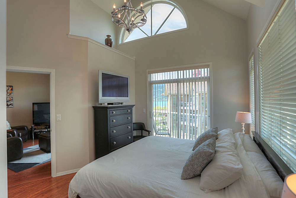 Premium Condo, 2 Bedrooms, Partial Lake View, Corner photo 1