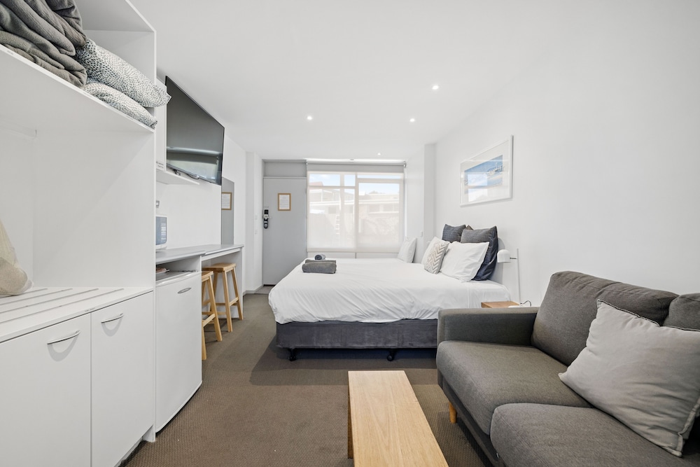 Double Room - 1 Queen & 1 Single photo 2