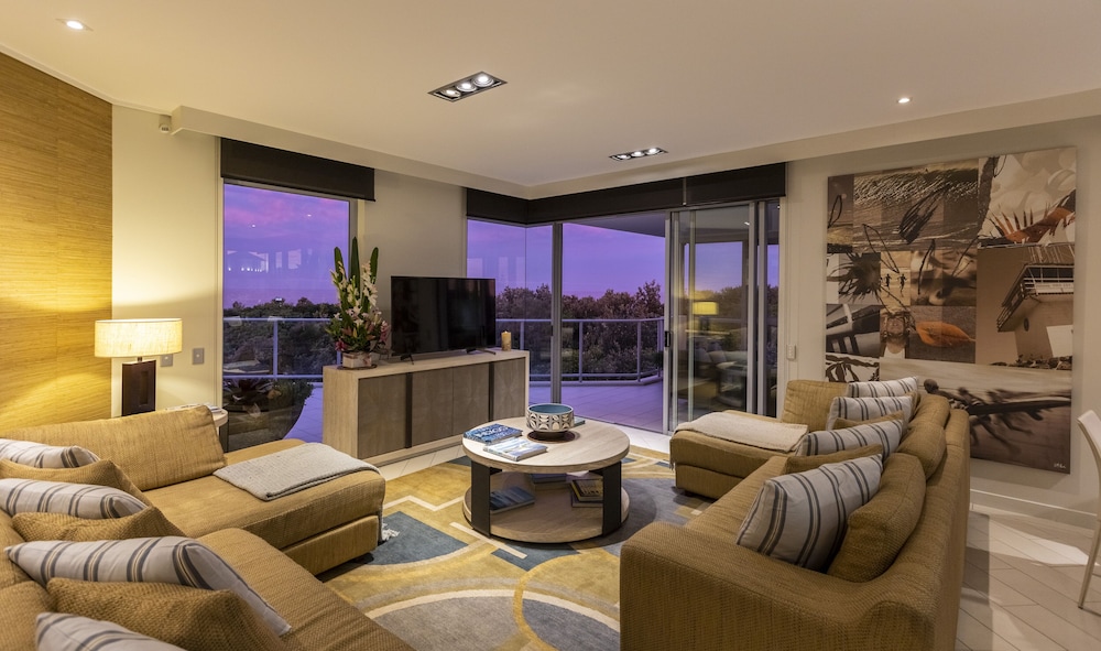 Luxury Penthouse, 3 Bedrooms, Hot Tub, Ocean View photo 2