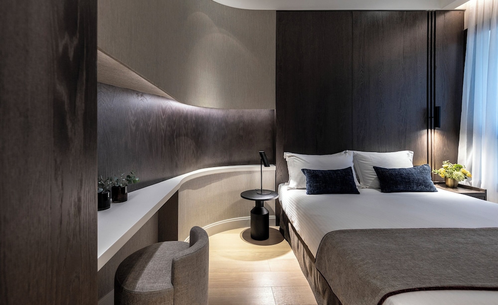 Business Double or Twin Room thumbnail 6