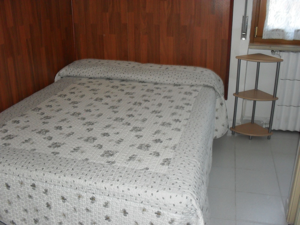 Double Room Single Use, 1 Large Twin Bed