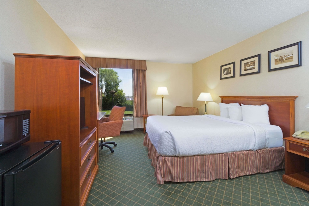 Suite, 1 King Bed, Non Smoking — the supplier's photographs — photo 5