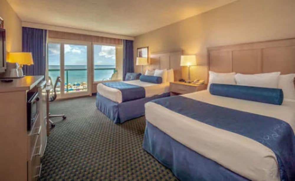 Room, 2 Double Beds, Oceanfront, Balcony photo 1