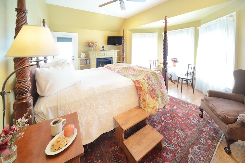 Room, 1 Queen Bed, Non Smoking (High Rock Spring Room) photo 3
