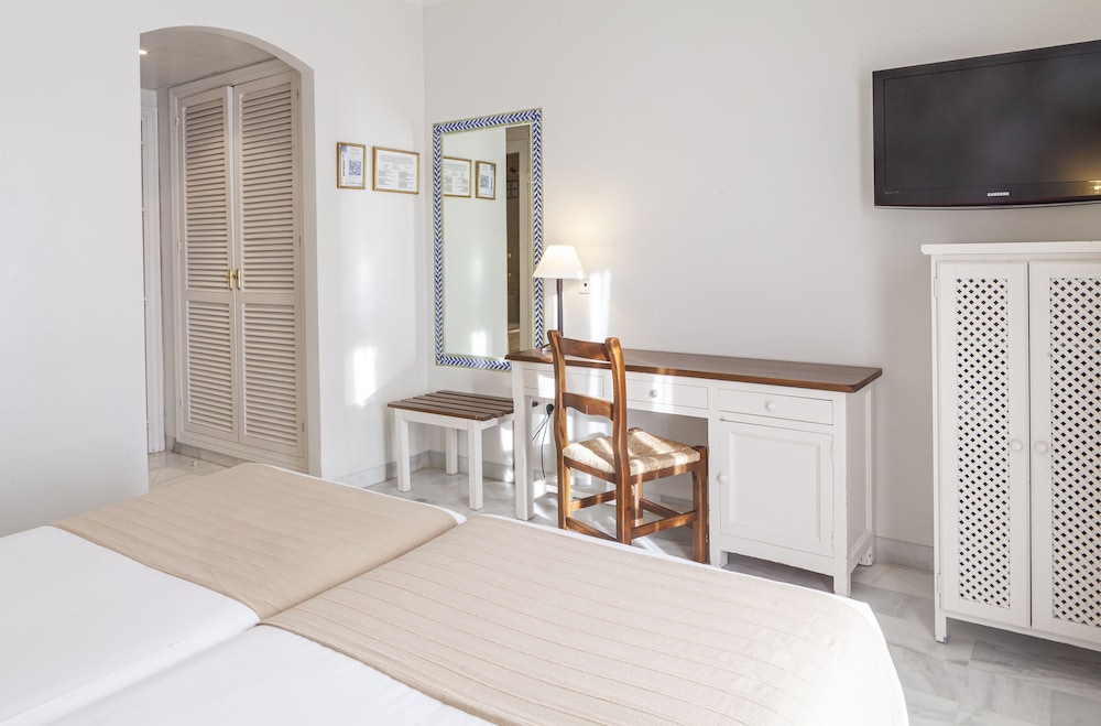 Standard Double or Twin Room - Photo 7