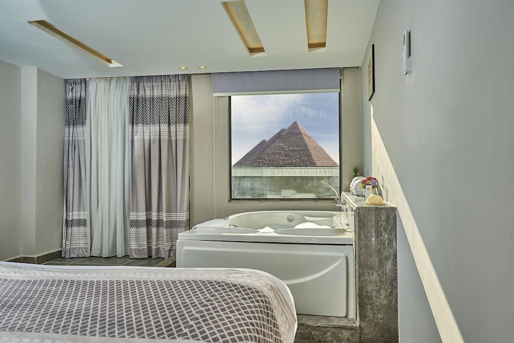 King Suite Jacuzzi Pyramids View Balcony - Photo 1