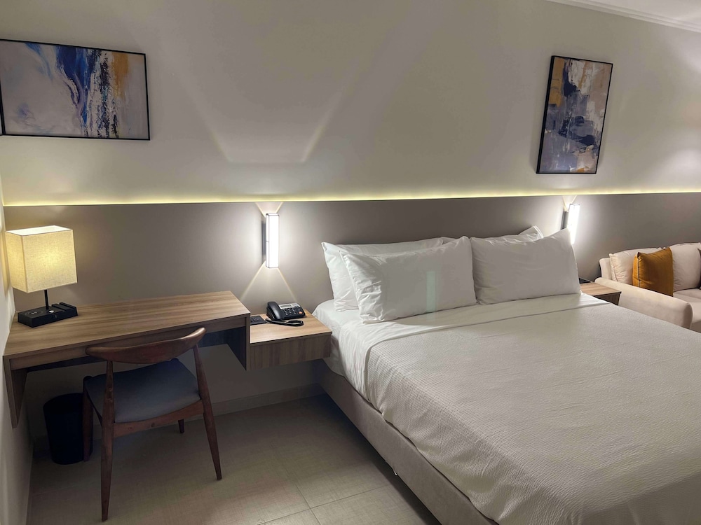Standard Room, 1 King Bed, Accessible, Pool View