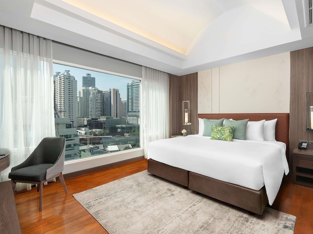 Junior Suite, 1 King Bed, Accessible photo 3