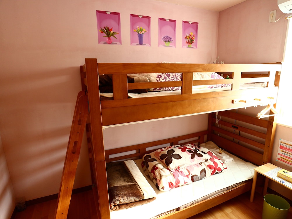 3 Beds Private Room (1 Bunk Bed + 1 Single Bed), Mountain View photo 2