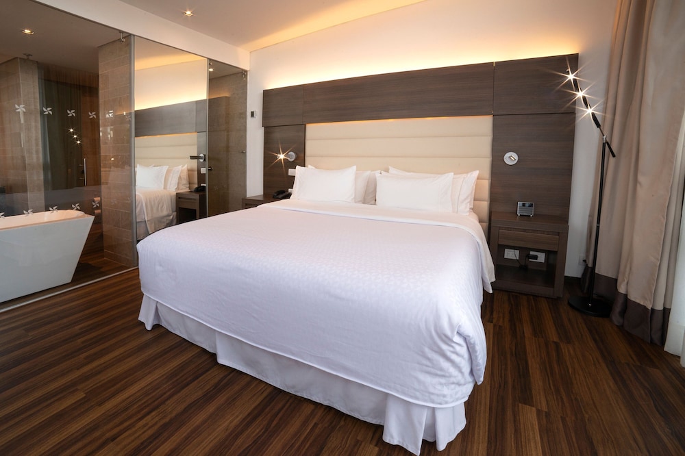 Junior Suite, 1 King Bed (Club Level) photo 3