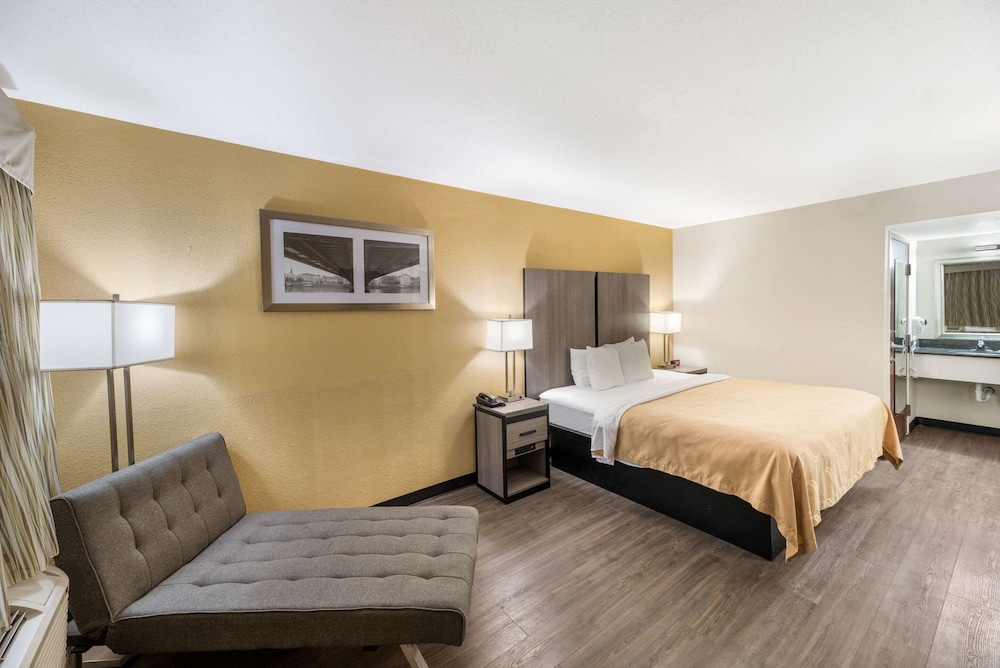 Standard Room, 1 King Bed, Non Smoking - Photo 3