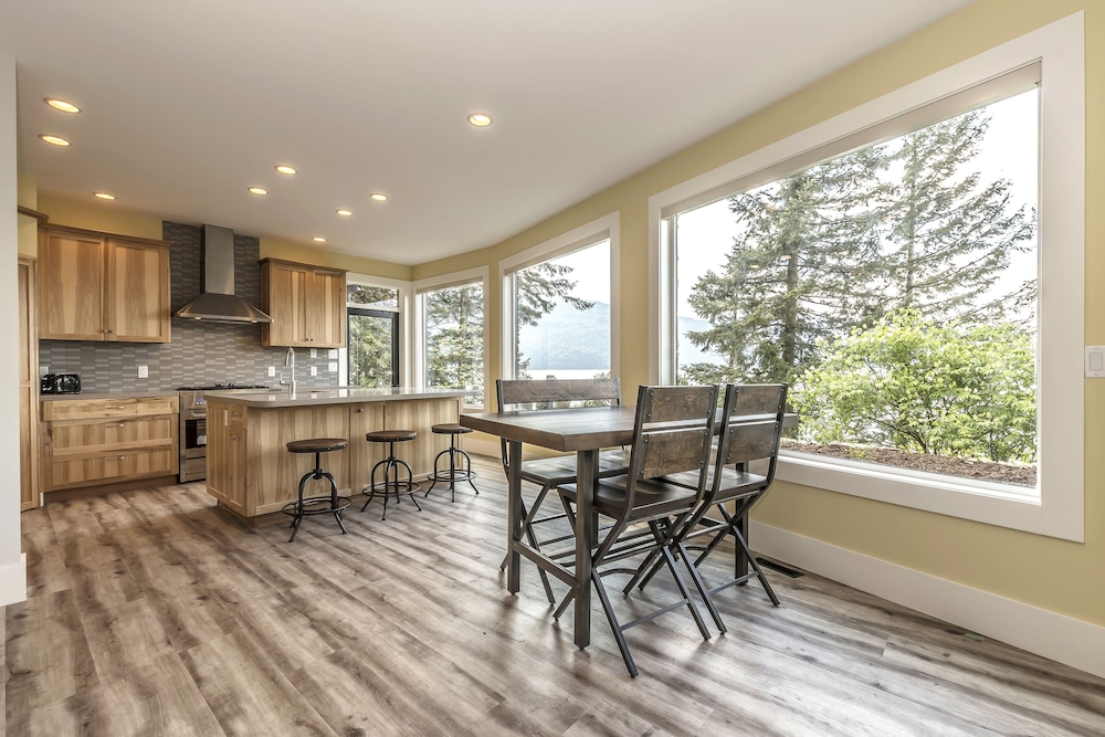 Lake Front Lodge (Main Residence) photo 3