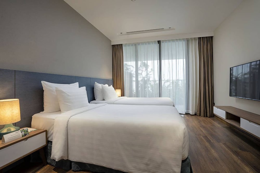 Standard Studio Suite, Refrigerator, Ocean View