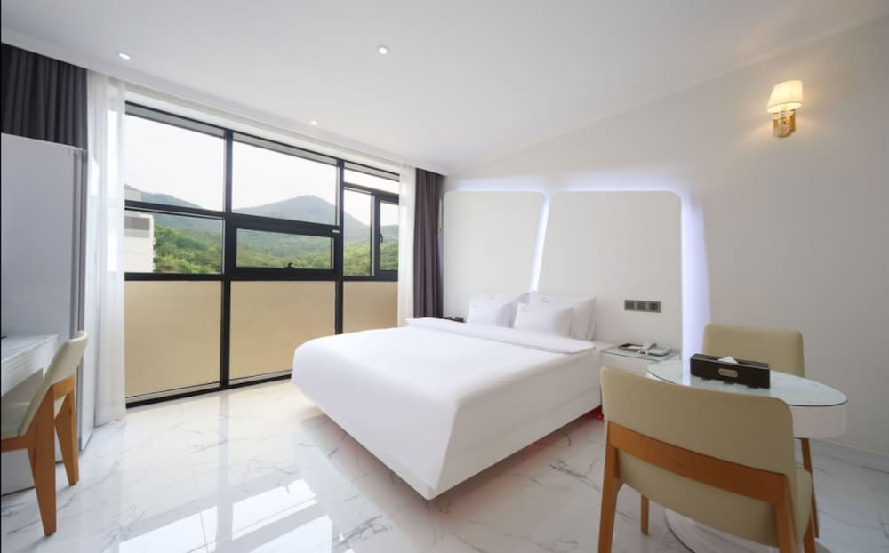 Deluxe Room - Photo 1