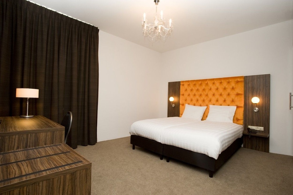 Family Room, 2 Bedrooms photo 3